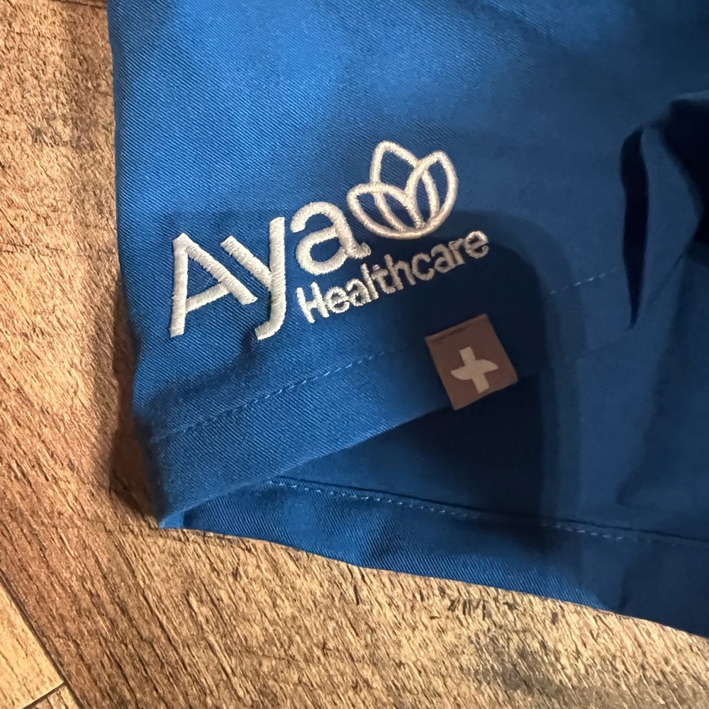 NWT Figs Three Pocket‎ Scrub Top- Large - Picture 6 of 9